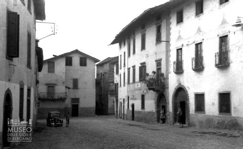 Piazza con automobile