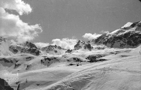 Rifugio Fratelli Calvi e cime innevate [1]