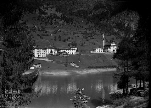 Lago artificiale e abitazioni