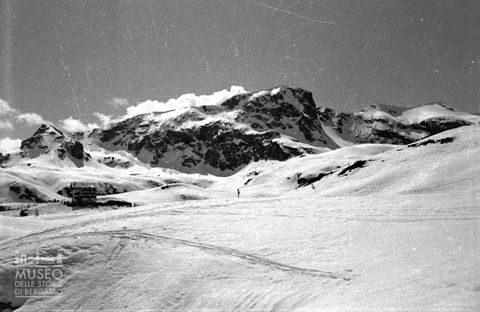 Rifugio Fratelli Calvi e cime innevate [2]