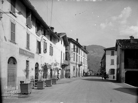 Via Nazionale e locale pubblico