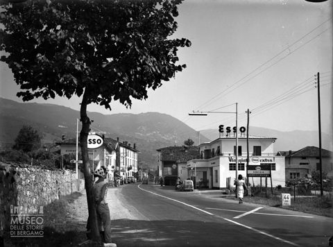 Via Nazionale con distributore Esso