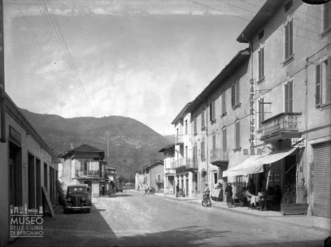 Via Nazionale con esercizi commerciali