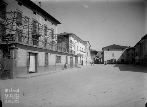Piazza con abitazioni