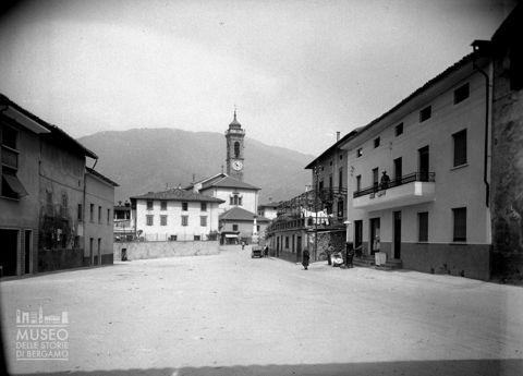 Piazza con veduta sulla chiesa
