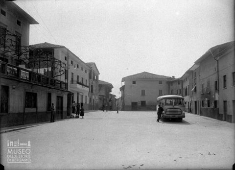 Corriera in sosta in una piazza