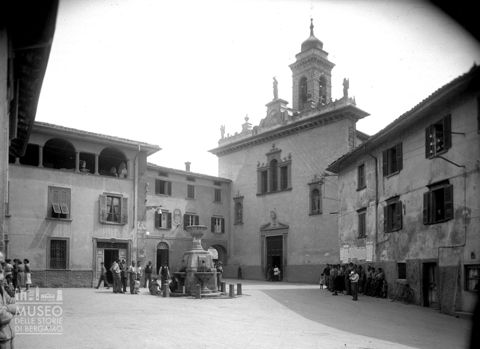 Piazza con Fontanone e chiesa parrocchiale