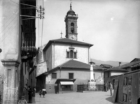 Chiesa parrocchiale e monumento ai caduti