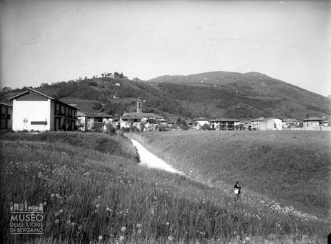 Prati e veduta del paese