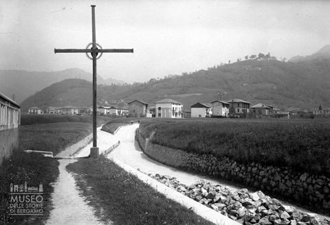 Croce e bivio nei pressi del cimitero