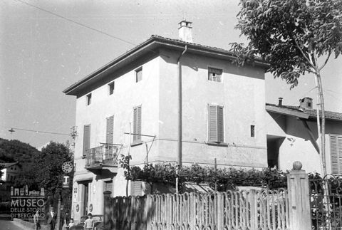 Persone presso una tabaccheria