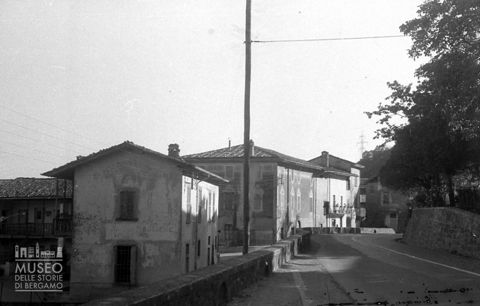 Abitazioni lungo una strada