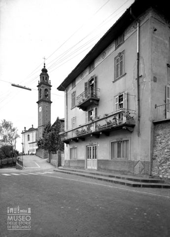 Campanile e edificio affrescato