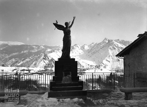 Monumento ai caduti e monti