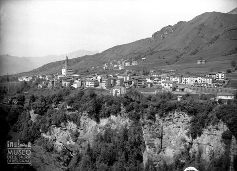 Centro abitato e dirupo