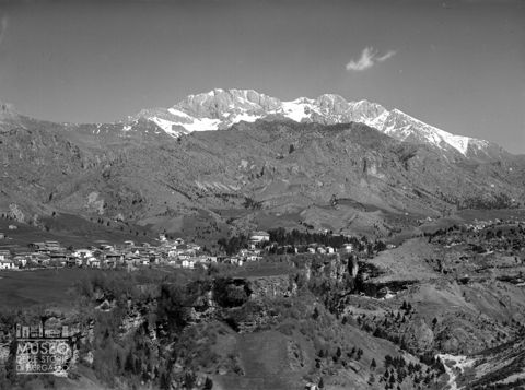 Centro abitato e monti