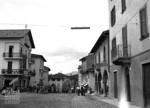 Strada con albergo