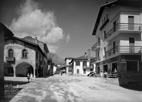 Strada con albergo e scuole