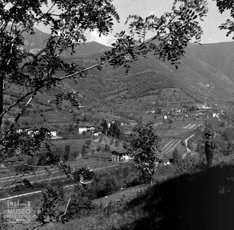 Bambino in collina e panorama