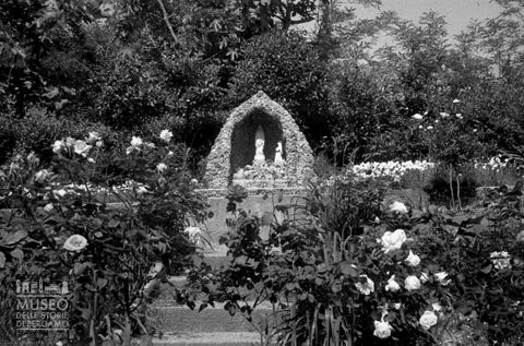 Giardino con statue votive