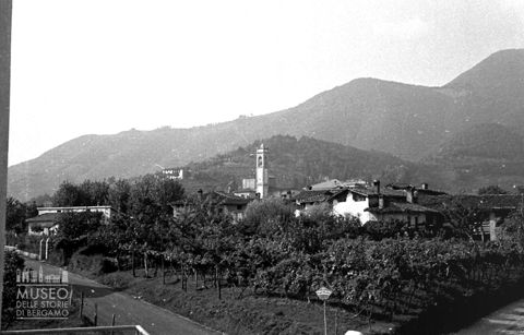 Abitazioni e chiesa parrocchiale