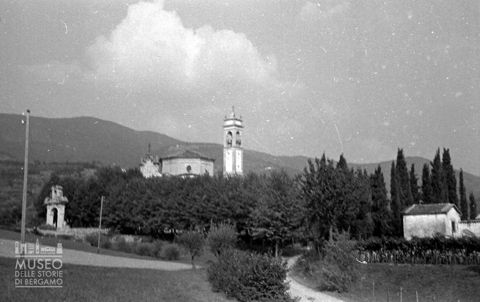 Chiesa parrocchiale e monumento ai caduti