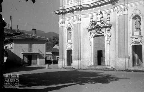 Chiesa parrocchiale e piazza