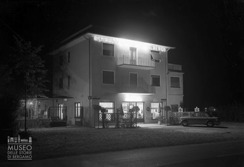 albergo, foto notturna