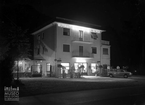 albergo, foto notturna