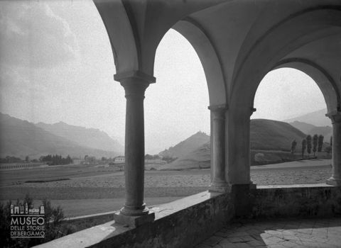 Veduta su campi e monti