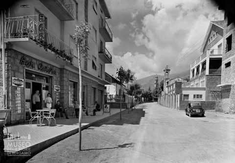 Strada con bar e chiesa