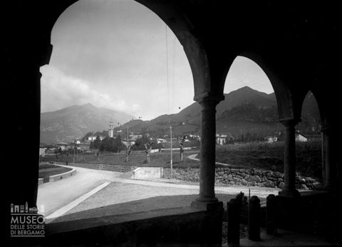Clusone fotografato dal portico di una chiesa
