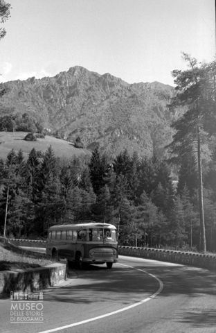 Autobus presso un tornante [1]