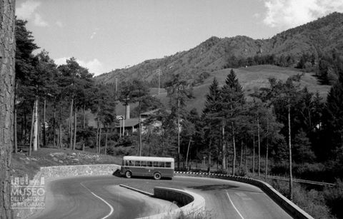 Autobus presso un tornante [2]