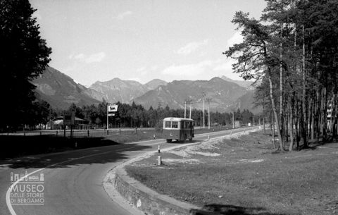 Autobus presso un tornante [3]