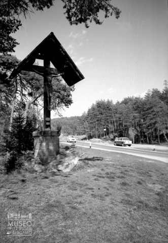 Crocifisso presso una strada