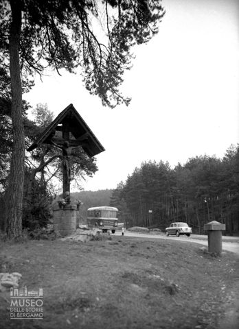 Crocifisso votivo presso una pineta