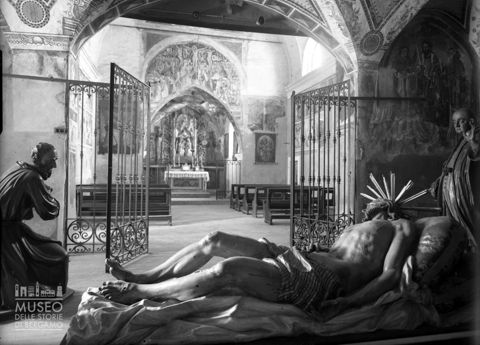 Gruppo scultoreo e interno chiesa