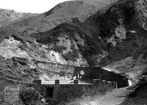 Fontanino della Mamma e parete rocciosa