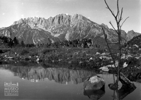 Laghetto e cima rocciosa