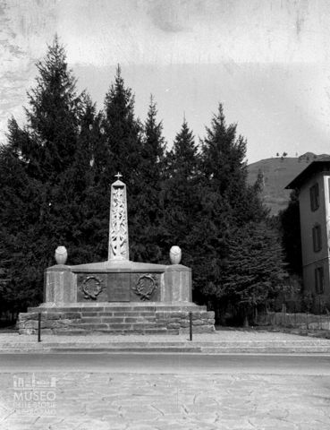 Monumento ai caduti e alberi
