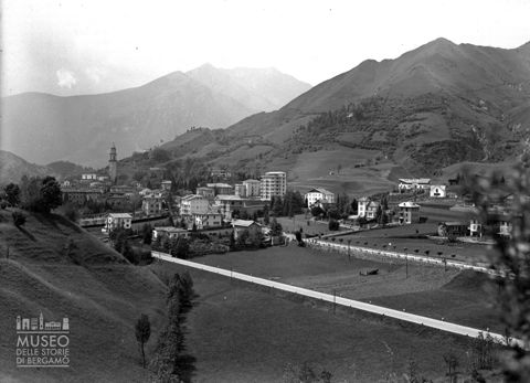 Monti e centro abitato