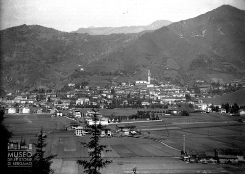 Panorama con montagne