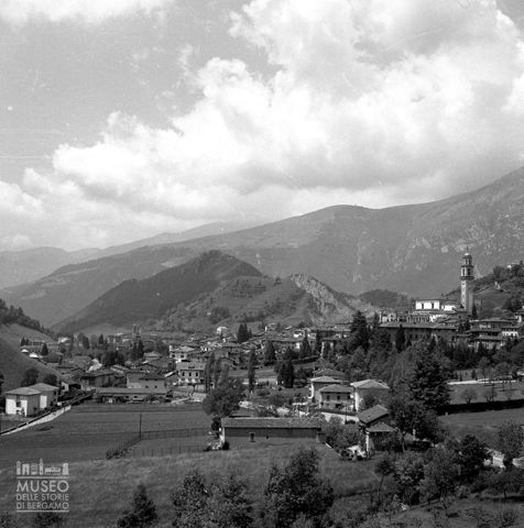 Veduta con campi e monti