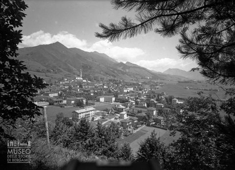 Veduta di Clusone, forse dal Monte Crosio