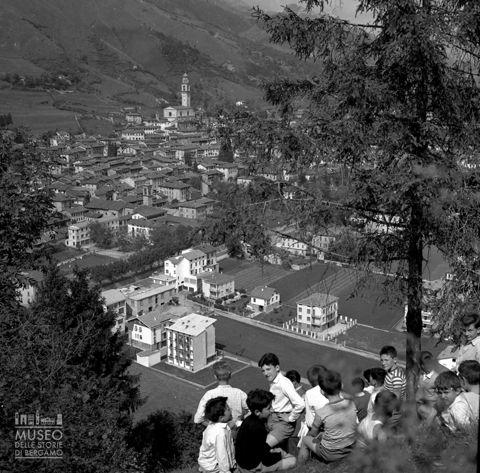 Gruppo di bambini sul monte Crosio