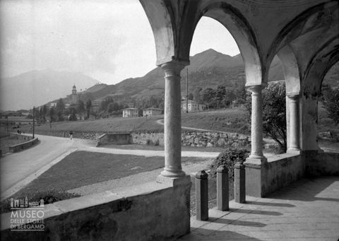 Veduta da un porticato