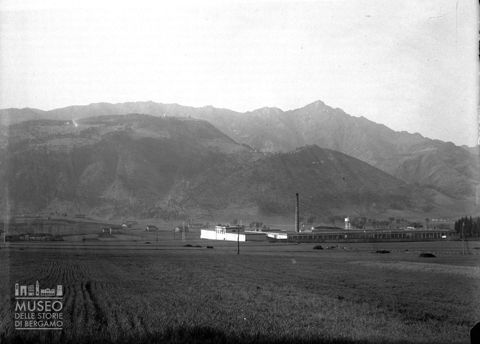 Stabilimento industriale fra i campi