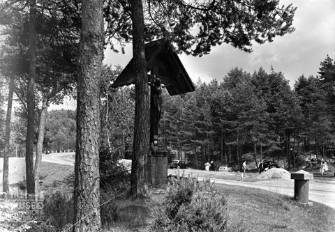 Crocifisso votivo presso una strada