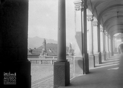 Basilica di Santa Maria Assunta, porticato
